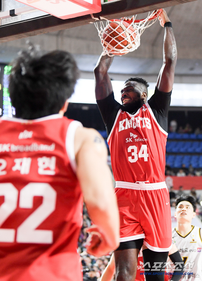 [포토] 오재현이 만든 찬스 덩크로 마무리하는 워니