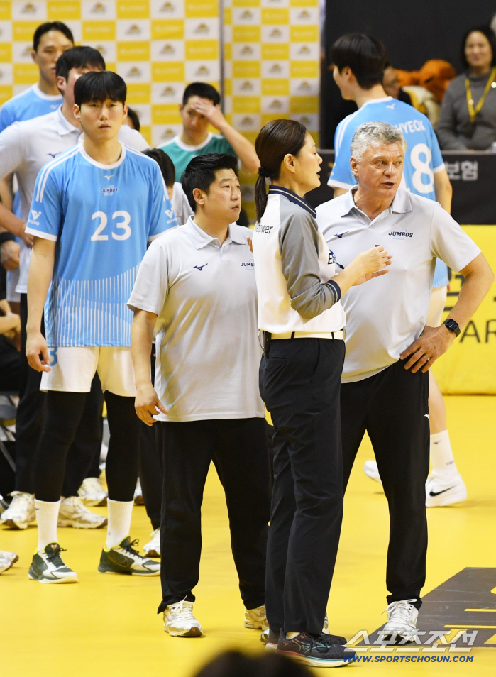 [포토] 헤난 달 조토 감독, 판독 불가 판정에 어필