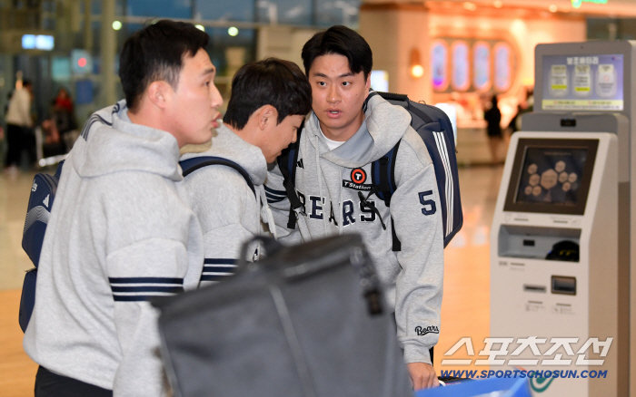 [포토] 이영하, 선배들 짐 챙기는 착한 후배