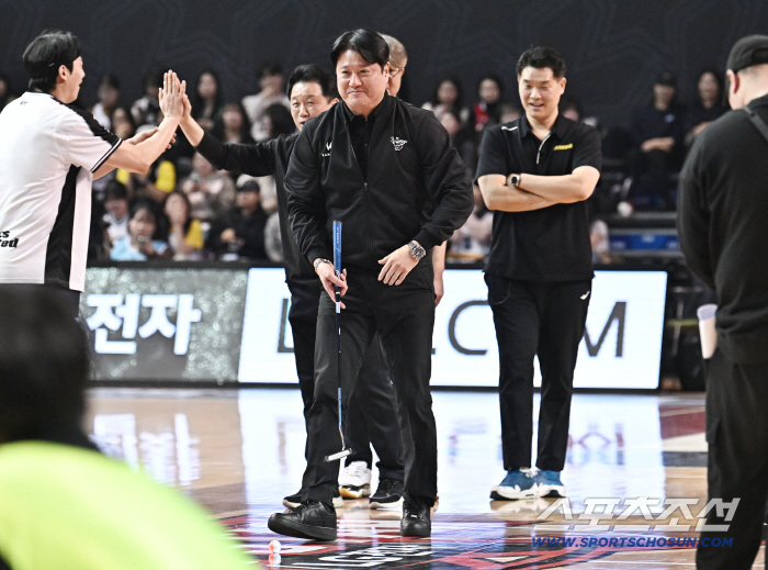 [포토] 문경은 감독 농구 코트에서 골프 퍼팅 게임