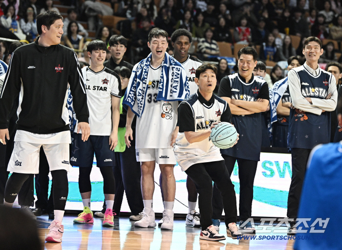 [포토] 양동근 감독 함지훈 제치고 실전처럼 3점슛