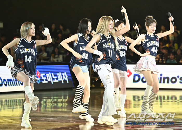 [포토] 키키 농구 유니폼 입고 화려한 축하 무대