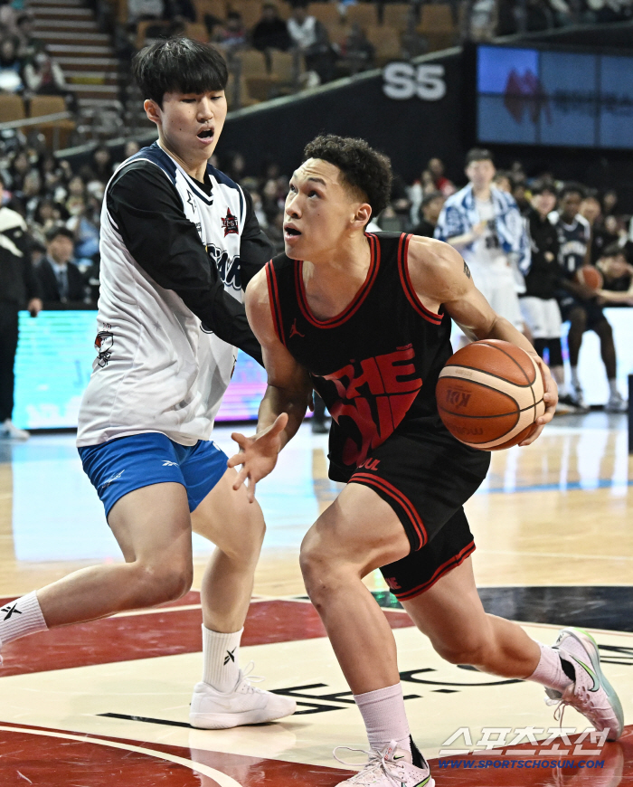 [포토] 1대1 대결, 힘찬 돌파 선보이는 다니엘