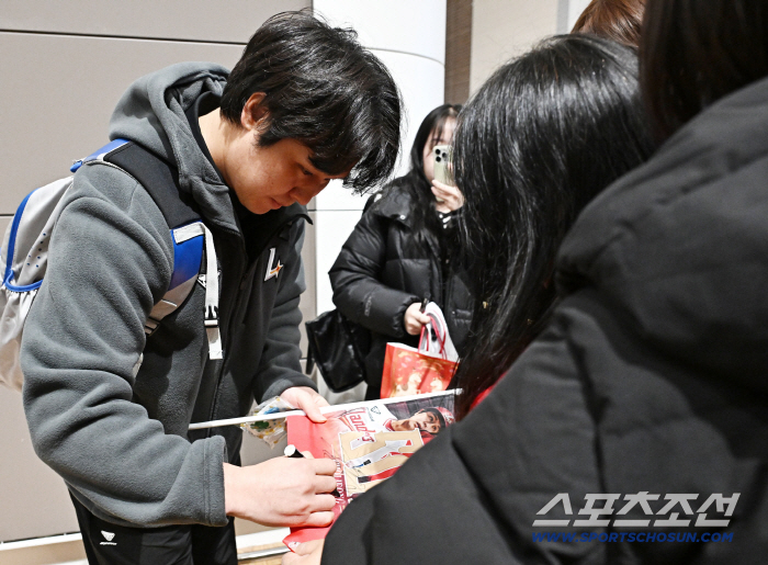 [포토] 최정 공항 찾은 팬들에게 사인