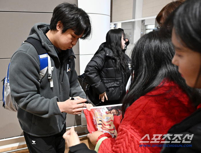 [포토] 최정 캠프 출국 앞두고 팬들에게 인사