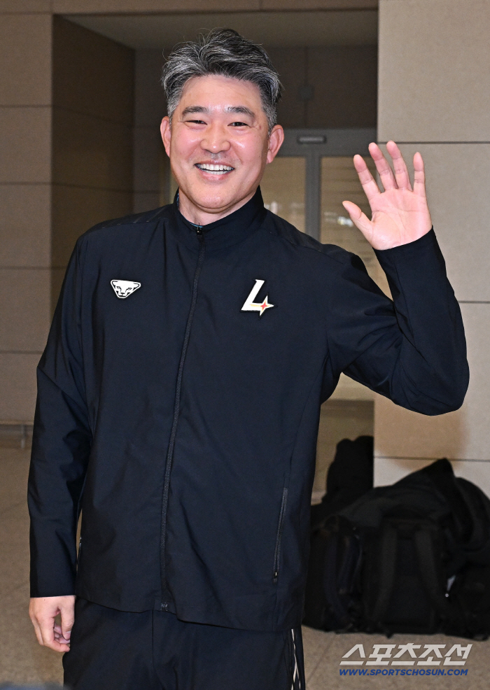 [포토] 이숭용 감독 캠프 출국 앞두고 밝은 표정으로 인사