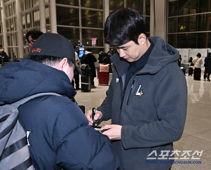 [포토] 김재환 SSG 팬들에게 사인 선물