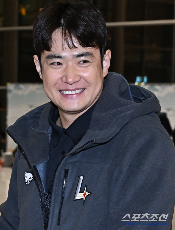 [포토] SSG 김재환 밝은 표정으로 캠프 출국