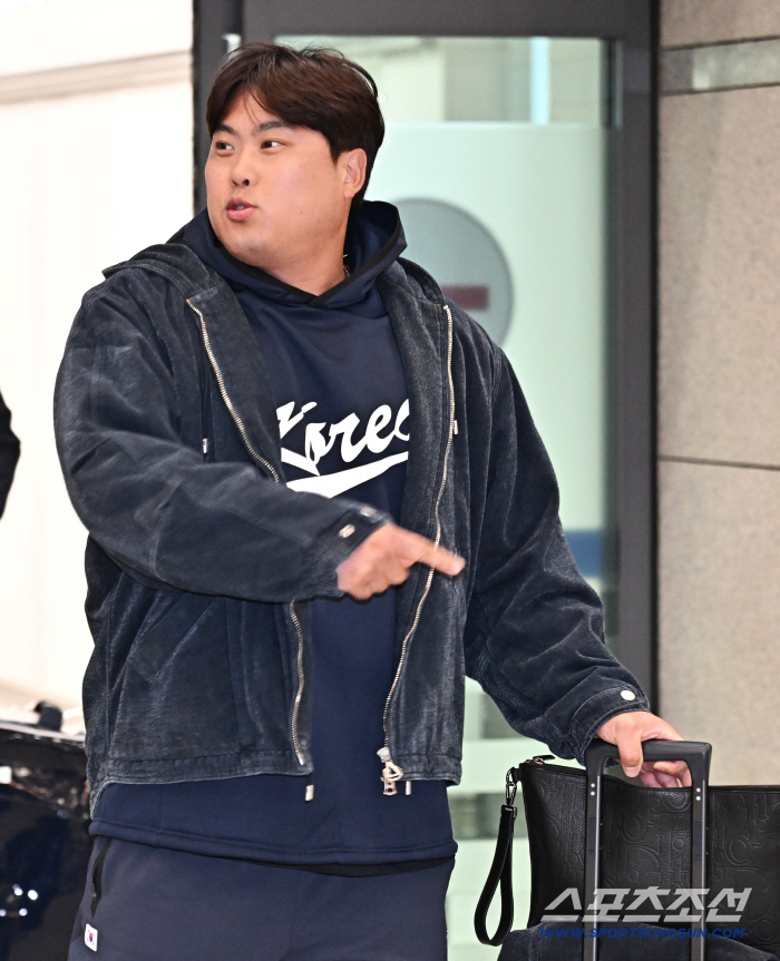 [포토] 류현진 야구대표팀 훈련 마치고 귀국