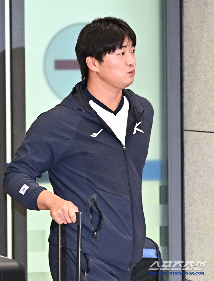 [포토] 고우석 야구대표팀 훈련 마치고 귀국