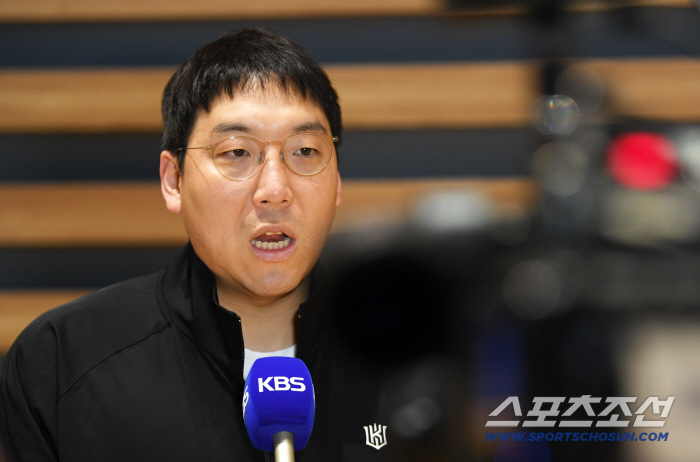 [포토] 출국 전 인터뷰 하는 KT 위즈 김현수