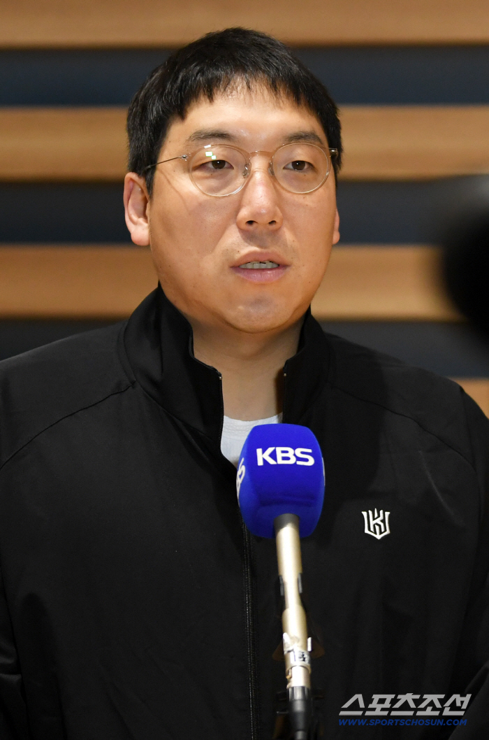 [포토] 출국 전 인터뷰 하는 KT 위즈 김현수