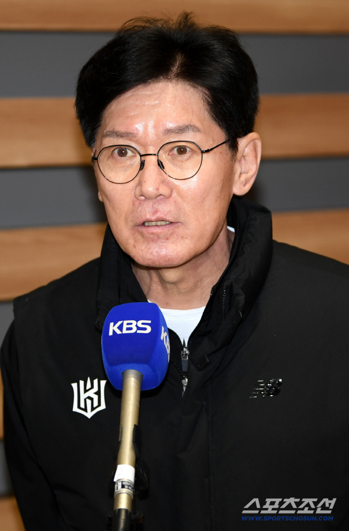 [포토] 이강철 감독, 캠프 떠나기 전 인터뷰