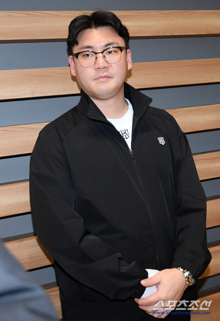 [포토] 출국 전 인터뷰 하는 KT 위즈 장성우