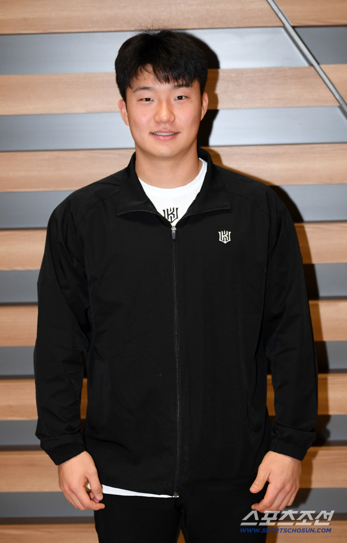 [포토] KT 위즈 신인 김건휘, 당차게