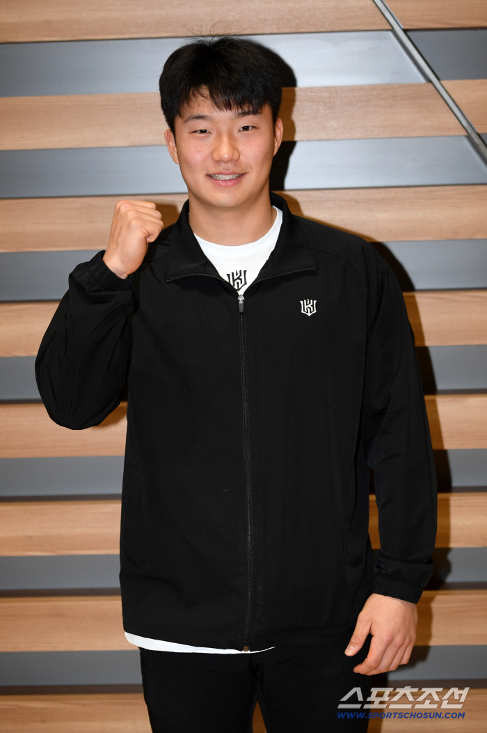 [포토] KT 위즈 신인 김건휘, 당차게