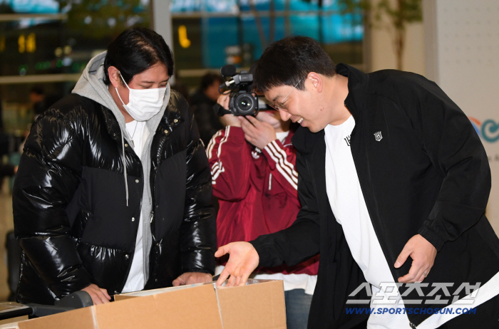 [포토] 황재균 방문에 깜짝 놀란 김현수