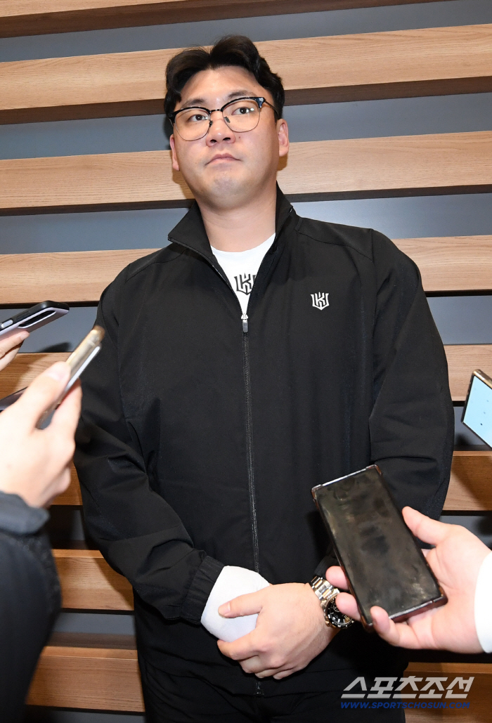 [포토] 출국 전 인터뷰 하는 KT 위즈 장성우