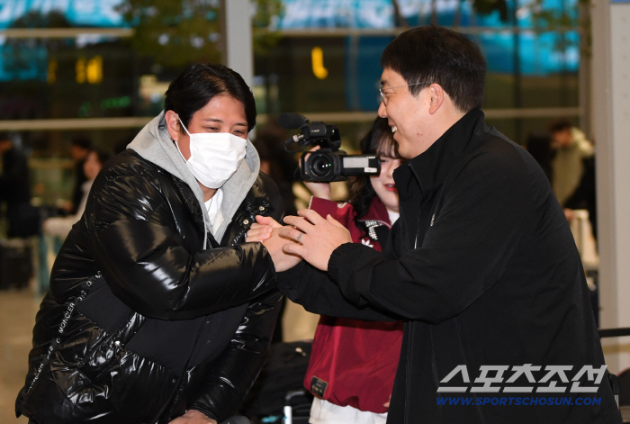 [포토] 황재균 방문에 깜짝 놀란 김현수