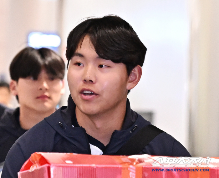 [포토] 소형준 대표팀 훈련 마치고 귀국