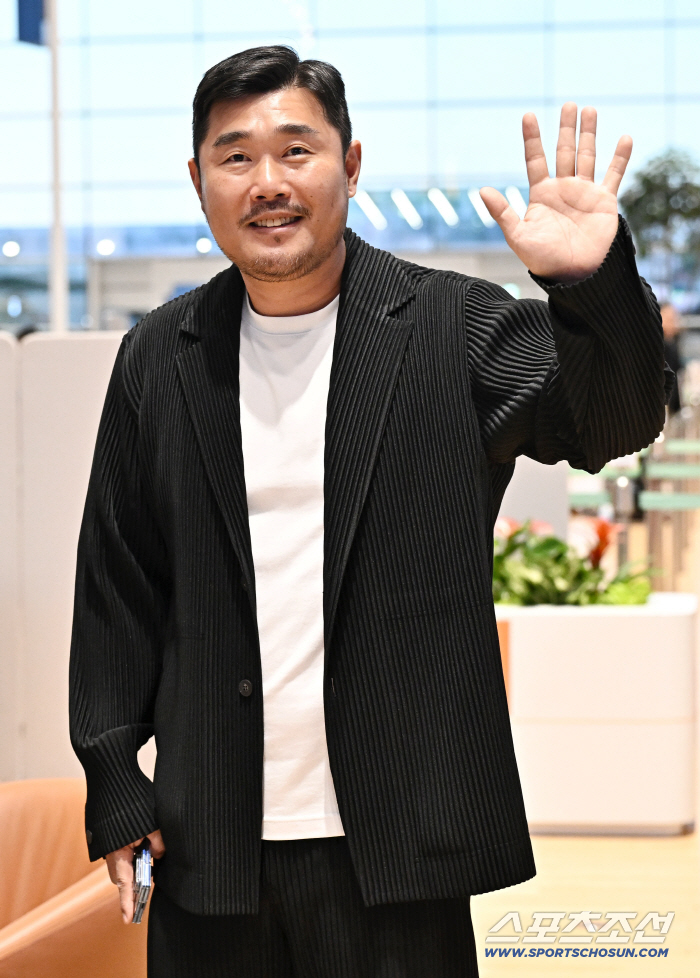 [포토] 이호준 감독 캠프 출국 앞두고 밝은 표정으로 손인사