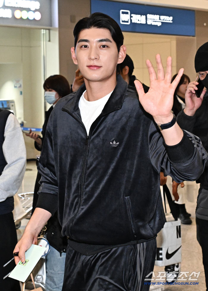 [포토] 이정후 잘생긴 눈빛 인사와 함께 출국