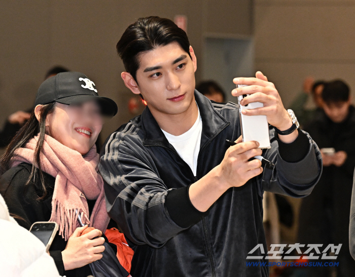 [포토] 이정후 팬들과 다정하게 셀카 타임