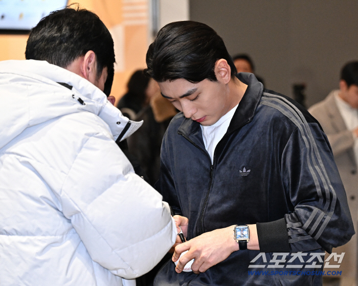 [포토] 이정후 팬들에게 친절한 사인