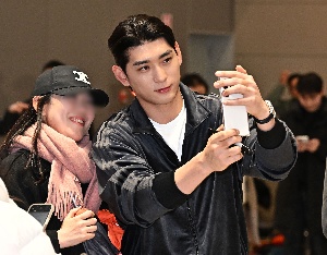 이정후, 팬들과 다정하게 셀카 타임