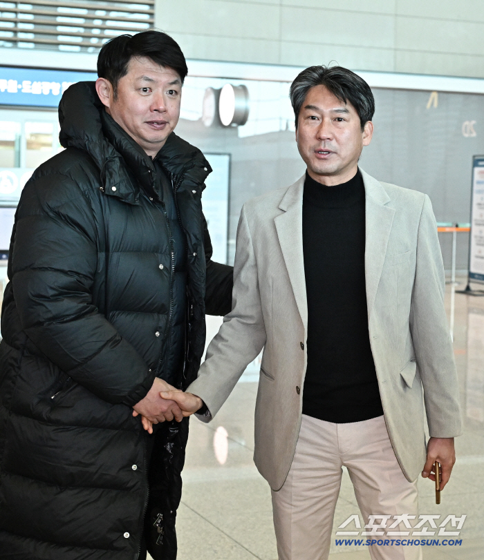 [포토] 오윤-설종진 감독 캠프 출국 앞두고 인사