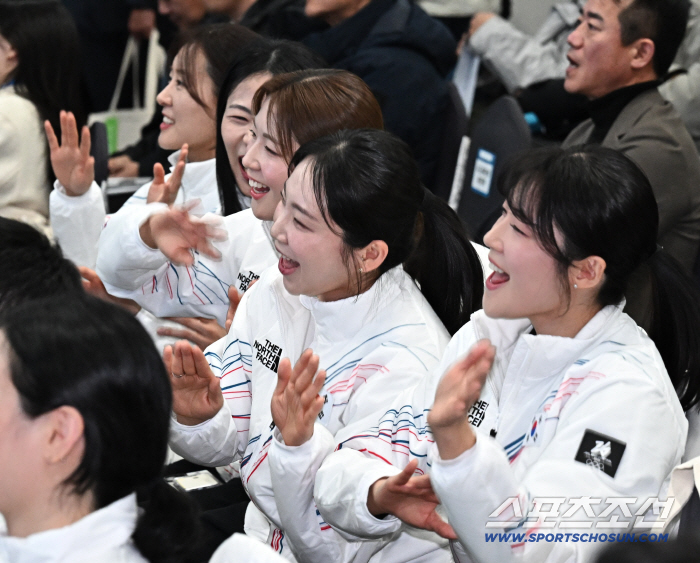 [포토] 결단식 축하 무대 즐기는 여자 컬링 대표 선수들