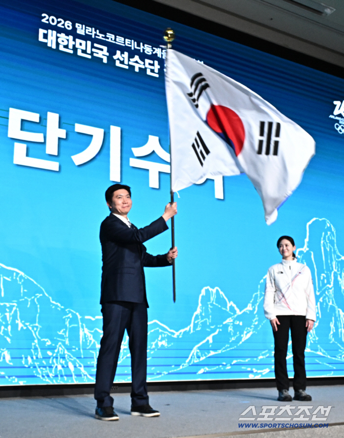 [포토] 태극기 흔들며 대표팀 응원하는 유승민 회장