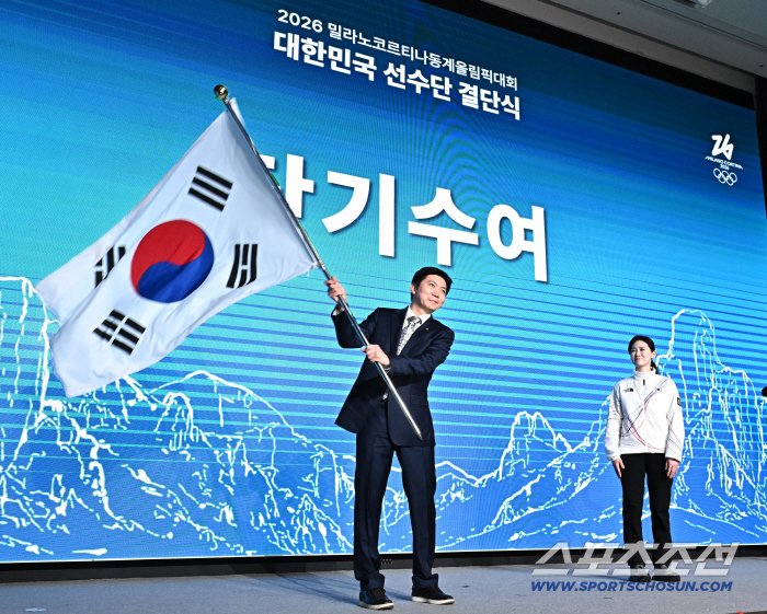 [포토] 태극기 흔드는 대한체육회 유승민 회장