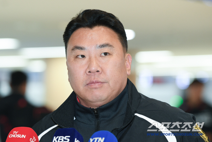 [포토] 출국 전 각오 밝히는 이범호 감독