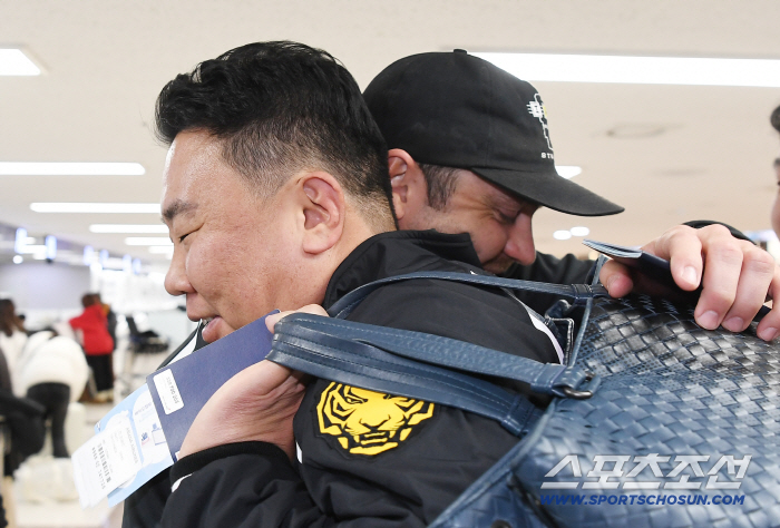 [포토] 네일, 이범호 감독과 뜨거운 포옹