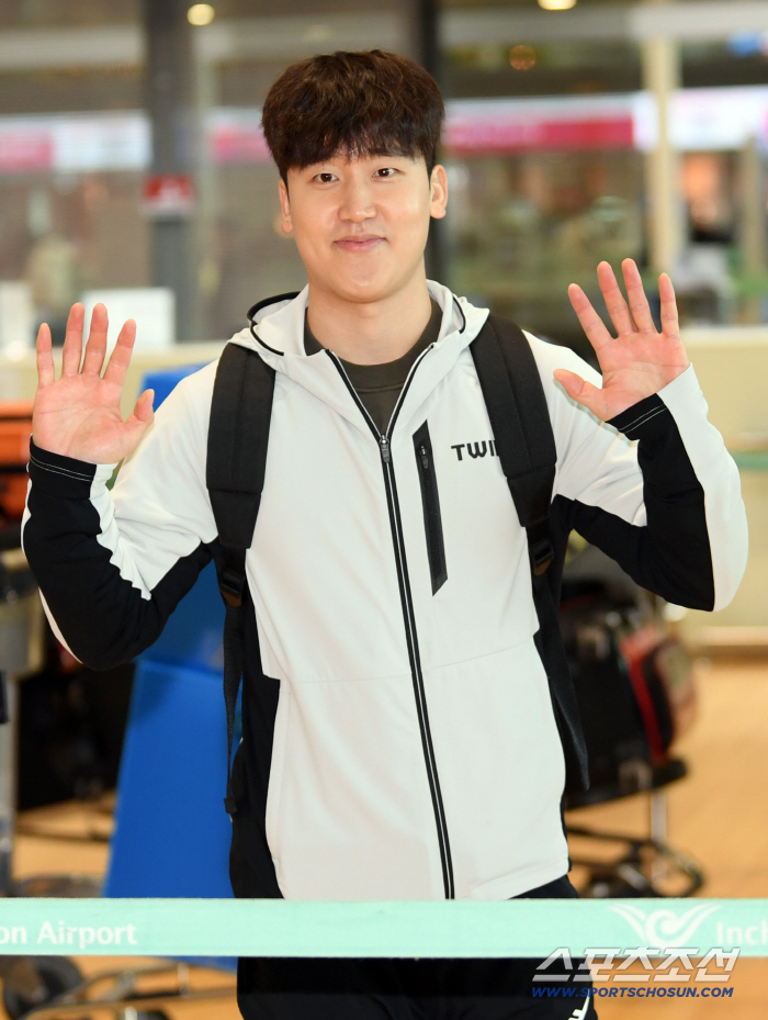 [포토] 구본혁, 취재진 향해 반갑게 인사