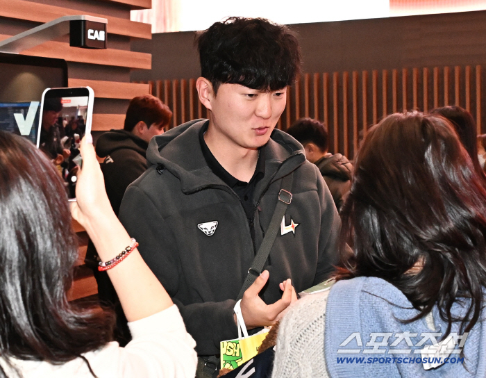 [포토] 조요한 캠프 출국 앞두고 친절한 팬 서비스