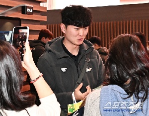 [포토] 조요한 캠프 출국 앞두고 친절한 팬 서비스