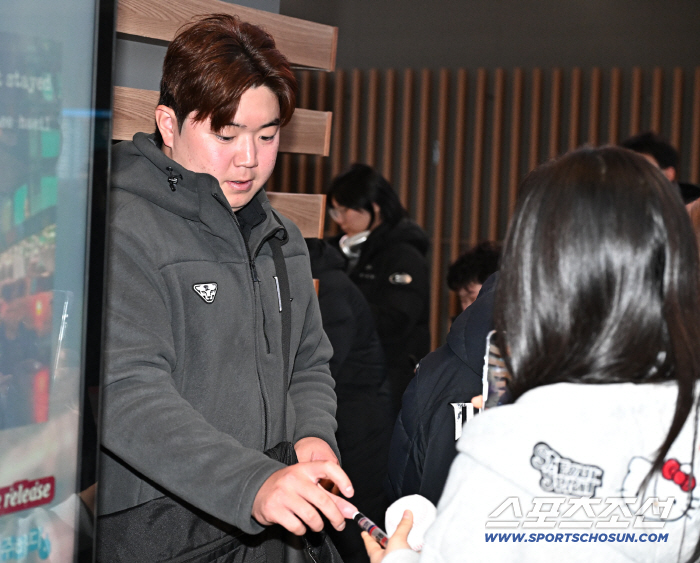 [포토] 이로운 공항 찾은 팬들에게 사인 서비스