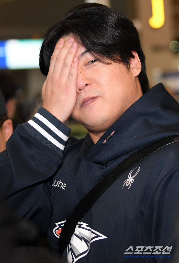 [포토] 출국 전 인터뷰하는 한화 강백호