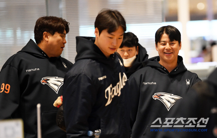 [포토] 노시환, 현진이 형 옆에 딱 붙어
