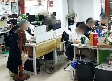 직원들 휴일 근무 모습 라이브 방송…“고객 신뢰 얻기 위해” 논란
