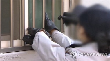 새벽에 방범창 사이로 3만원짜리 물건 슬쩍…징역형 '철퇴'