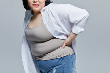 뱃살 빼려다 척추 건강 망칠 수도…헬스 기구 사용법 몰라 부상