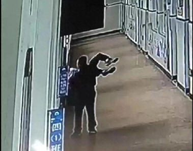 10살 학생 3층 창문에서 떨어뜨리겠다 위협한 교사, 이유는?