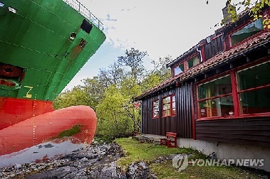항해사 깜빡 잠든 틈…노르웨이 주택 앞마당에 대형화물선 좌초