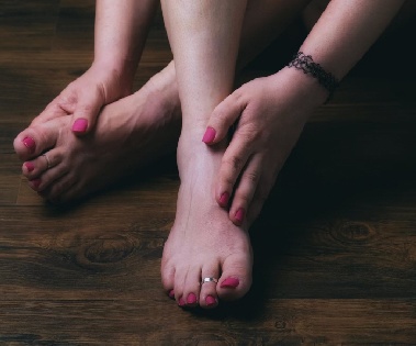 아침 첫걸음에 발뒤꿈치 '찌릿'…족저근막염 생기는 이유?