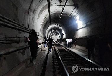 5호선 지하철서 방화…'기름통 든 남성' 용의자 체포