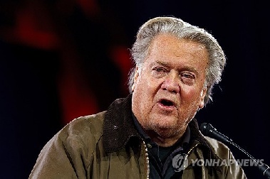 트럼프 책사 배넌 “머스크 불법체류·마약 복용 의혹 조사하라”