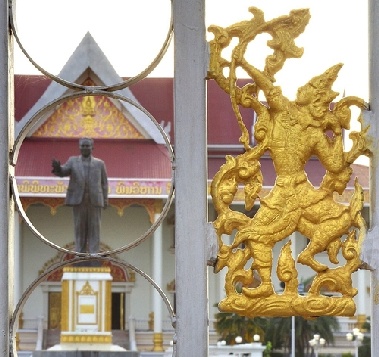 北선전매체, 라오스 국부 동상 제작한 만수대창작사 예술가 조명